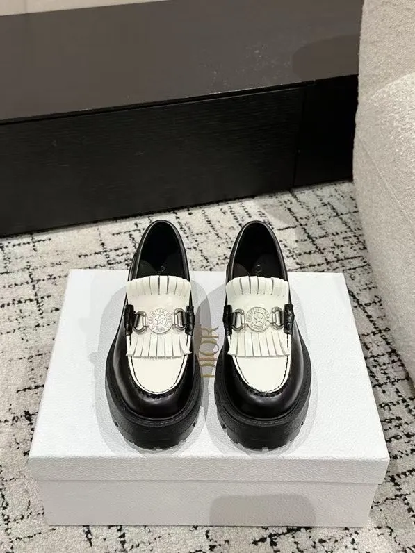 👟👟Ex-factory price 700👟👟 Dior 25/early spring new coin tassel thick-soled loafers made of black calf leather with white leather tassels to show a contrasting layering. The tassels are embellished with silver lucky star metal medals. They are very exquisite, comfortable and good-looking💯 and easy to match. Can be worn in spring, summer, autumn and winter! ✔️Upper: original imported open-edge beaded cowhide ✔️Inner lining: water-dyed cowhide ✔️Sole: original rubber foam outsole ✔️Size: 35-41 (40.41 customized, non-refundable)